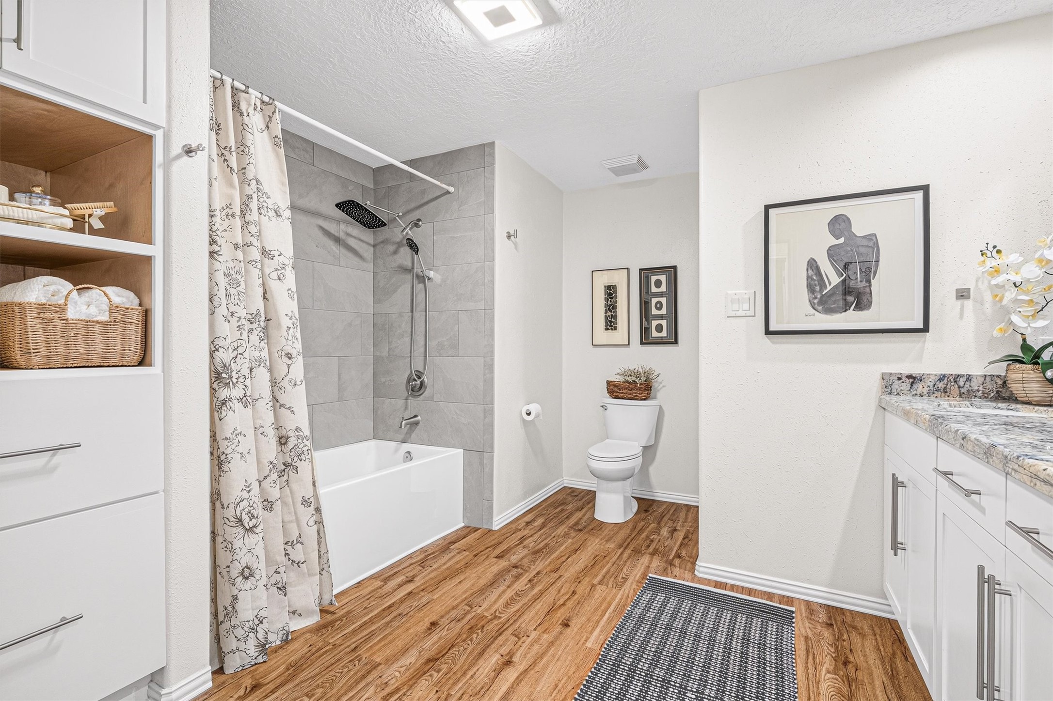 16008 Lutheran School Road Tomball, TX 77377 - Photo 29 of 50 Large bathtub and shower combination