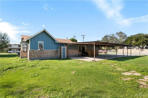 a view of a house with a backyard