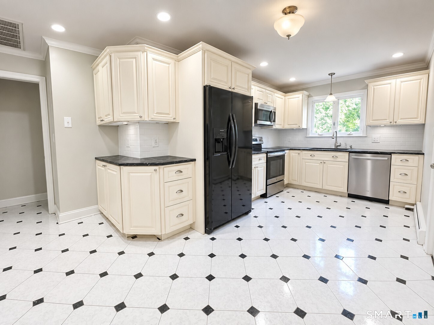 310 Plattsville Road Trumbull, CT 06611 - Photo 4 of 36 Gallery Image 4