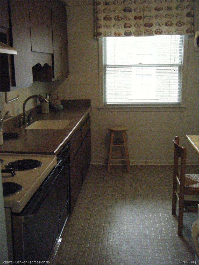 2685 Pembroke Road Birmingham, MI 48009 - Photo 6 of 9 Kitchen 2