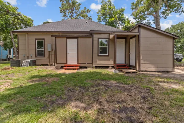 a view of a house with backyard and garden