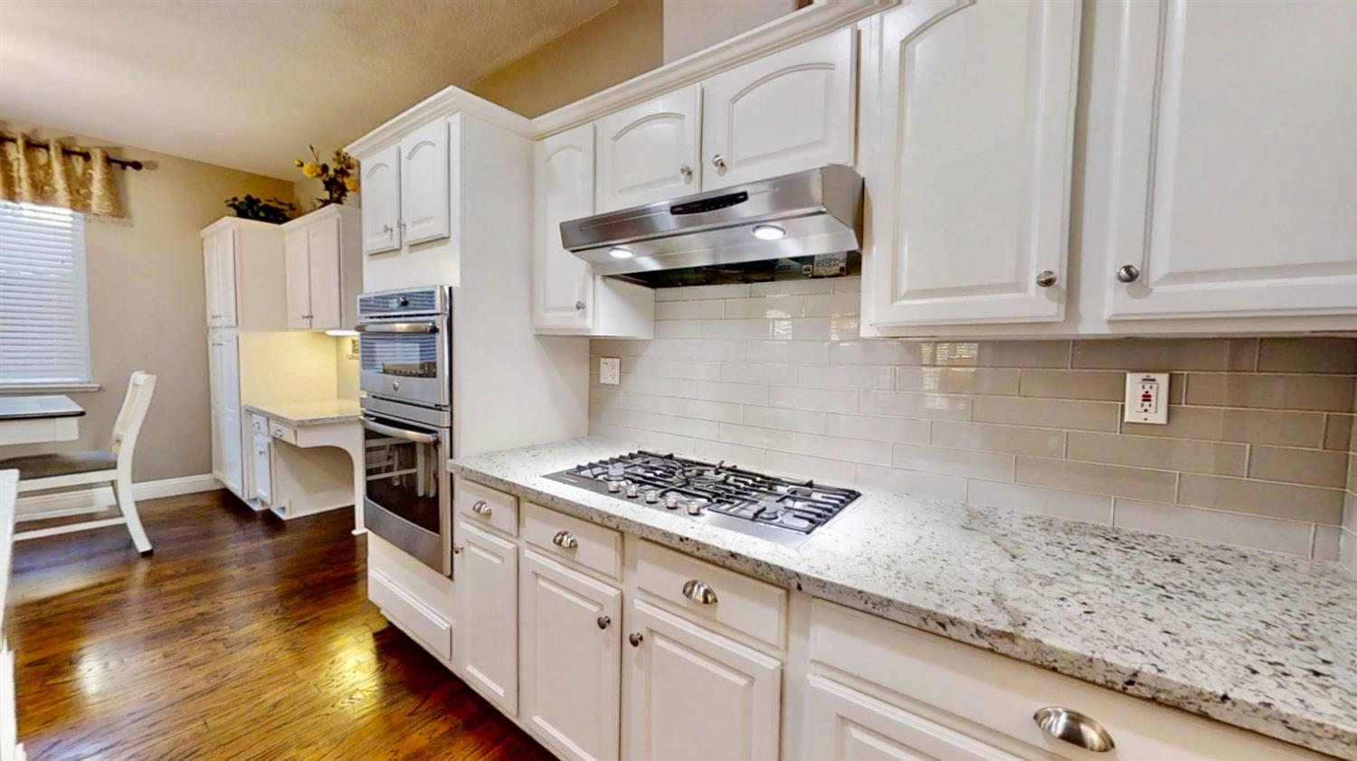 9573 Spring River Way Elk Grove, CA 95624 - Photo 8 of 49 Gas cooktop!