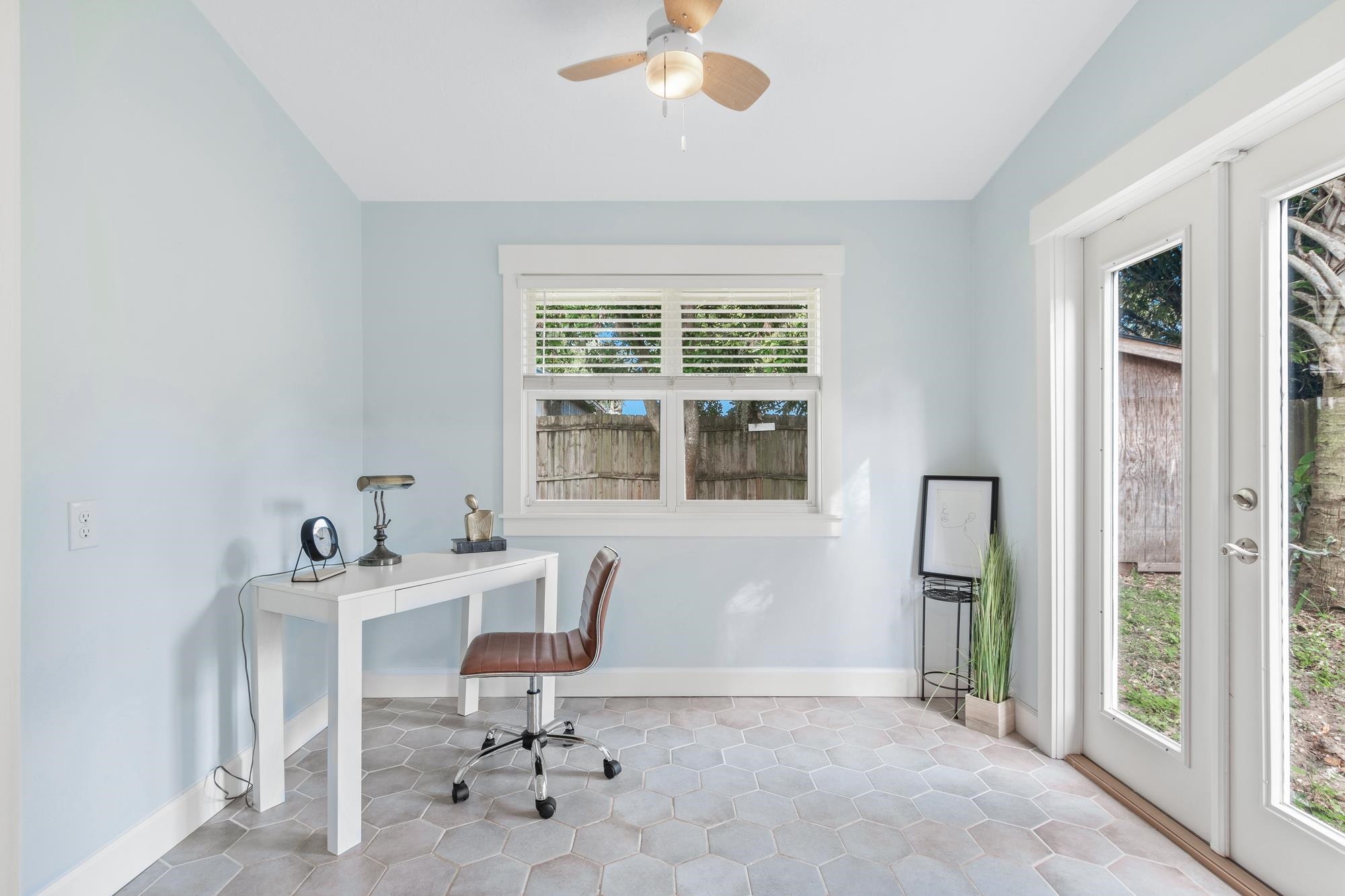 245 Mimosa Road St. Augustine, FL 32086 - Photo 23 of 33 a workspace with furniture and a window