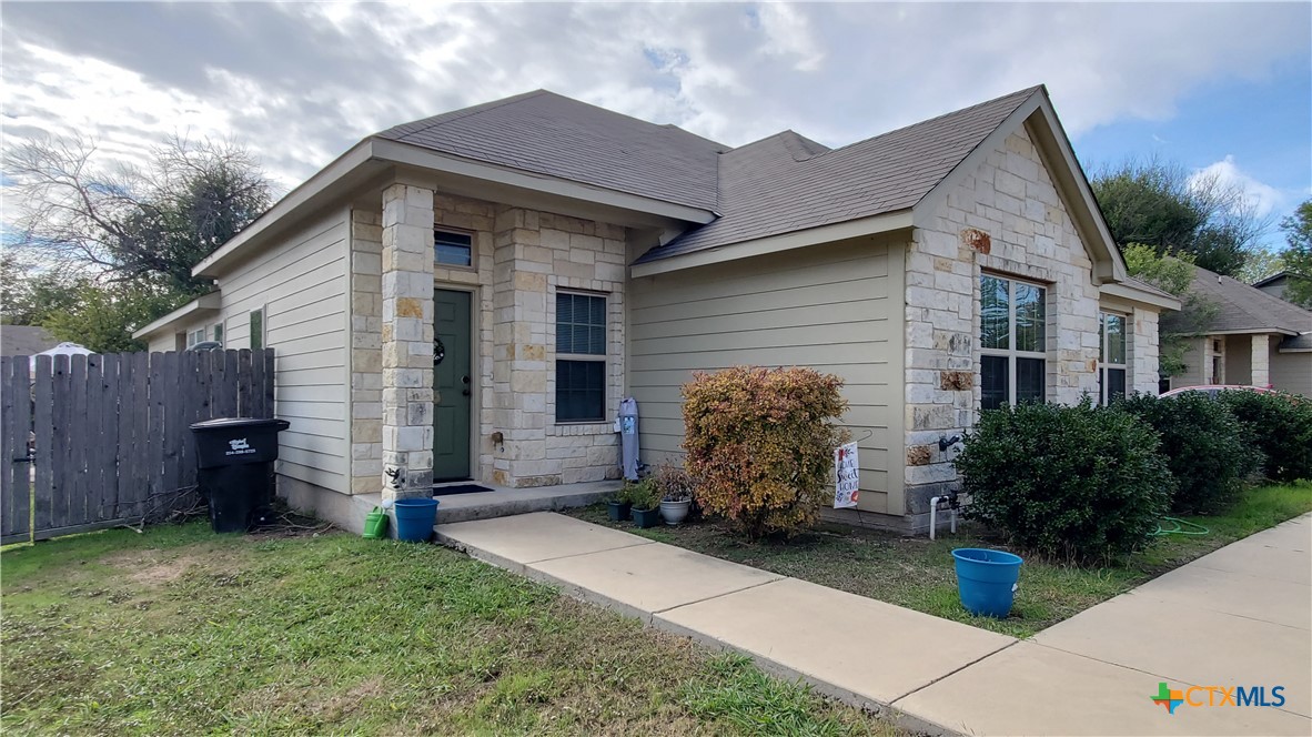 2201 Valley Forge Avenue Temple, TX 76504 - Photo 2 of 15 a backyard of a house
