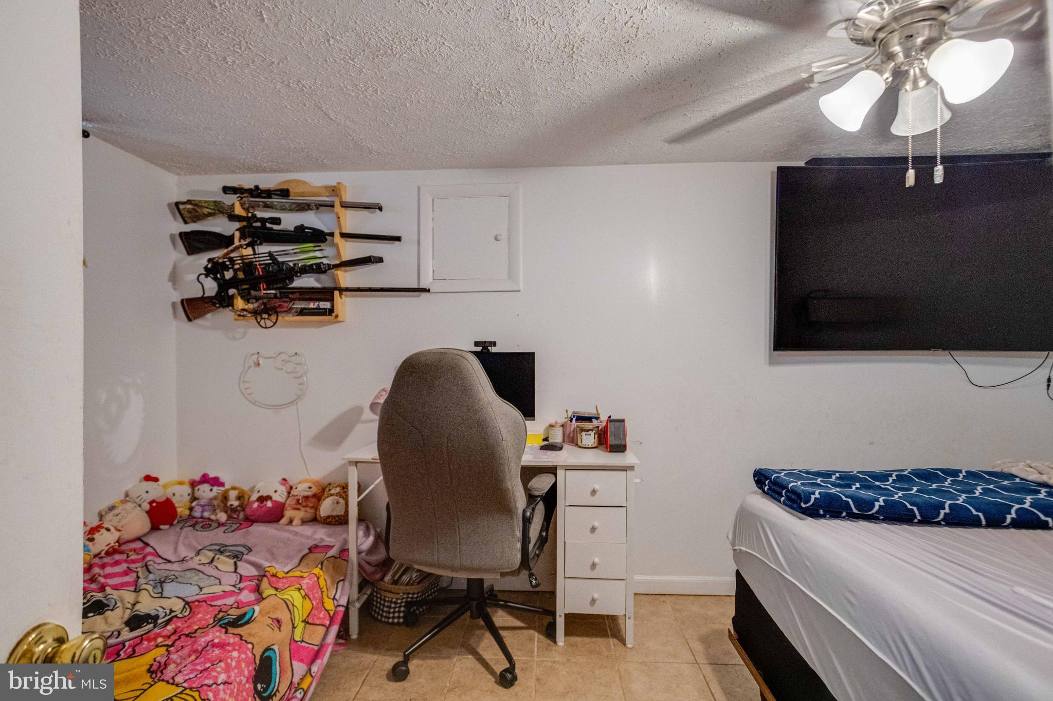 900 Renfrew Street Baltimore, MD 21221 - Photo 30 of 40 a bedroom with a workspace
