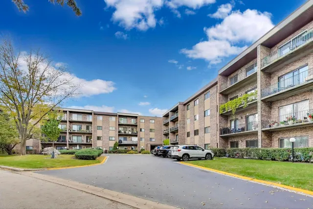 $189,900 | 725 West Huntington Commons Road, Unit 217, Mount Prospect, IL 60056