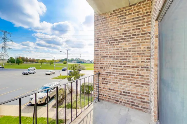 $189,900 | 725 West Huntington Commons Road, Unit 217, Mount Prospect, IL 60056