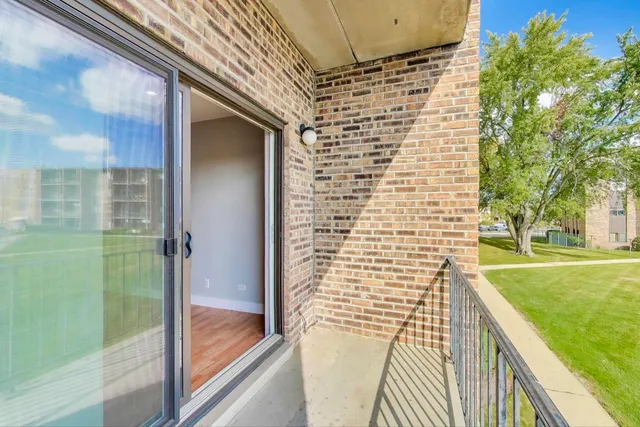 $189,900 | 725 West Huntington Commons Road, Unit 217, Mount Prospect, IL 60056