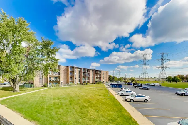 $189,900 | 725 West Huntington Commons Road, Unit 217, Mount Prospect, IL 60056