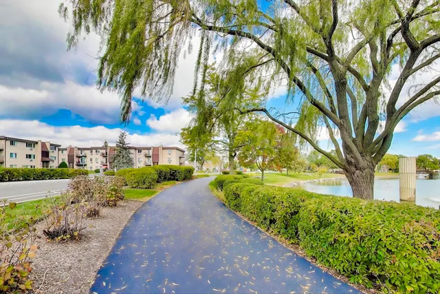 $189,900 | 725 West Huntington Commons Road, Unit 217, Mount Prospect, IL 60056