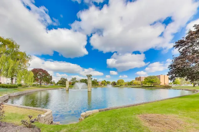 $189,900 | 725 West Huntington Commons Road, Unit 217, Mount Prospect, IL 60056