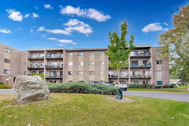 $189,900 | 725 West Huntington Commons Road, Unit 217, Mount Prospect, IL 60056