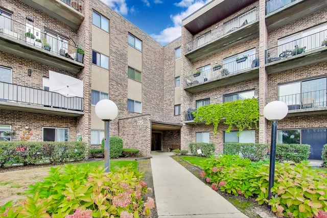 $189,900 | 725 West Huntington Commons Road, Unit 217, Mount Prospect, IL 60056