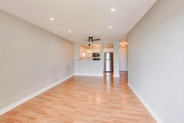 $189,900 | 725 West Huntington Commons Road, Unit 217, Mount Prospect, IL 60056