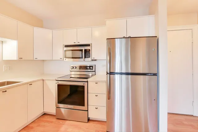 $189,900 | 725 West Huntington Commons Road, Unit 217, Mount Prospect, IL 60056