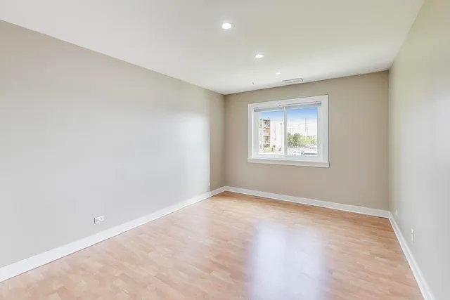 $189,900 | 725 West Huntington Commons Road, Unit 217, Mount Prospect, IL 60056