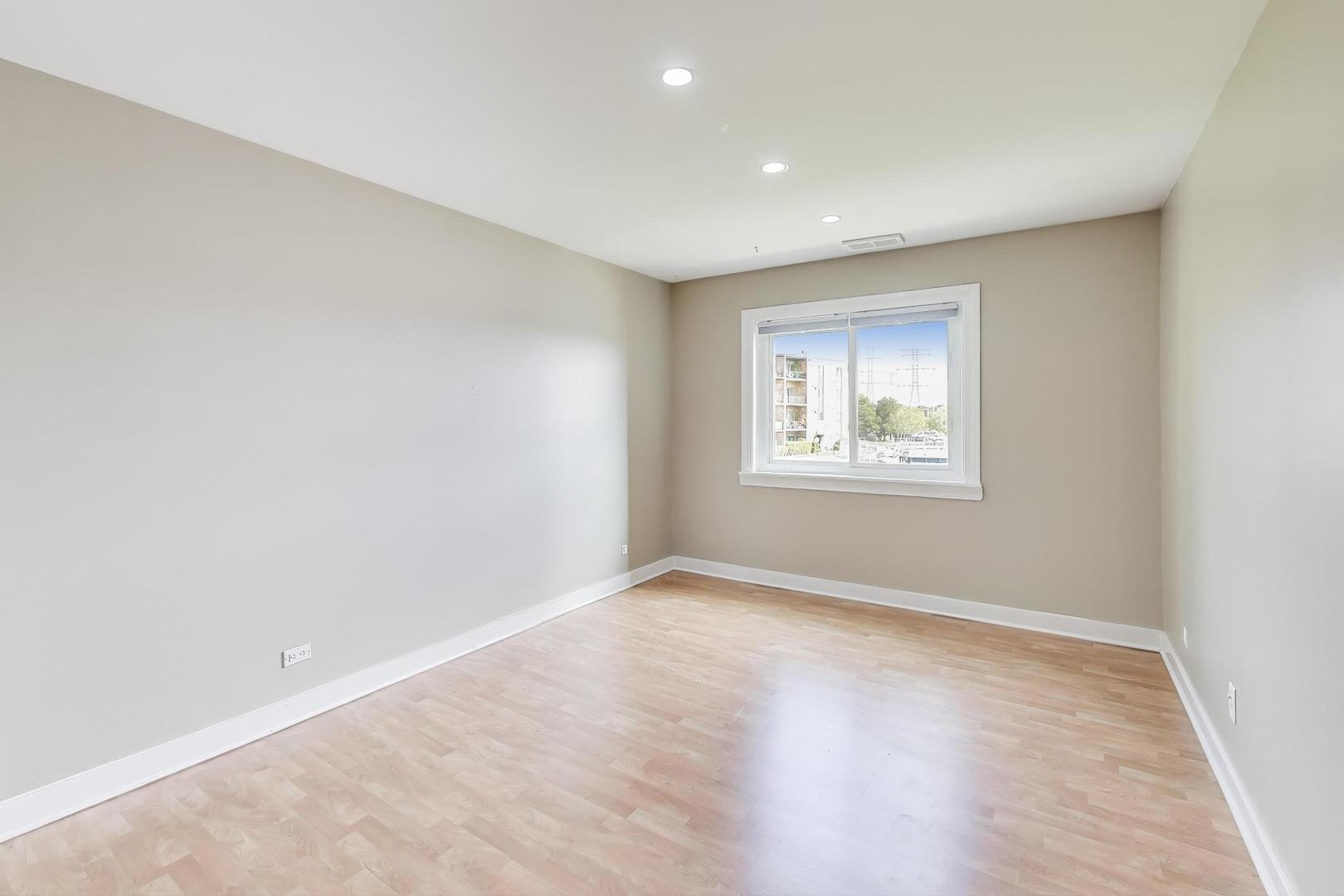 725 West Huntington Commons Road, Unit 217 Mount Prospect, IL 60056 - Photo 10 of 23