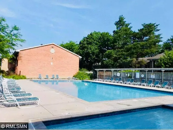 $1,500 | 932 Westbrooke Way, Unit 8, Hopkins, MN 55343