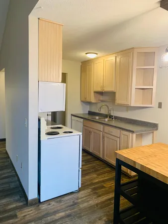 $1,500 | 932 Westbrooke Way, Unit 8, Hopkins, MN 55343
