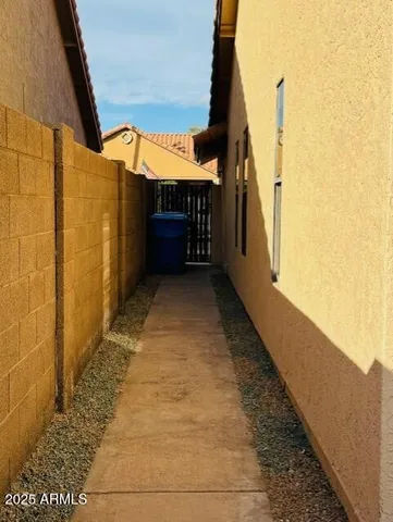 a view of back yard of the house