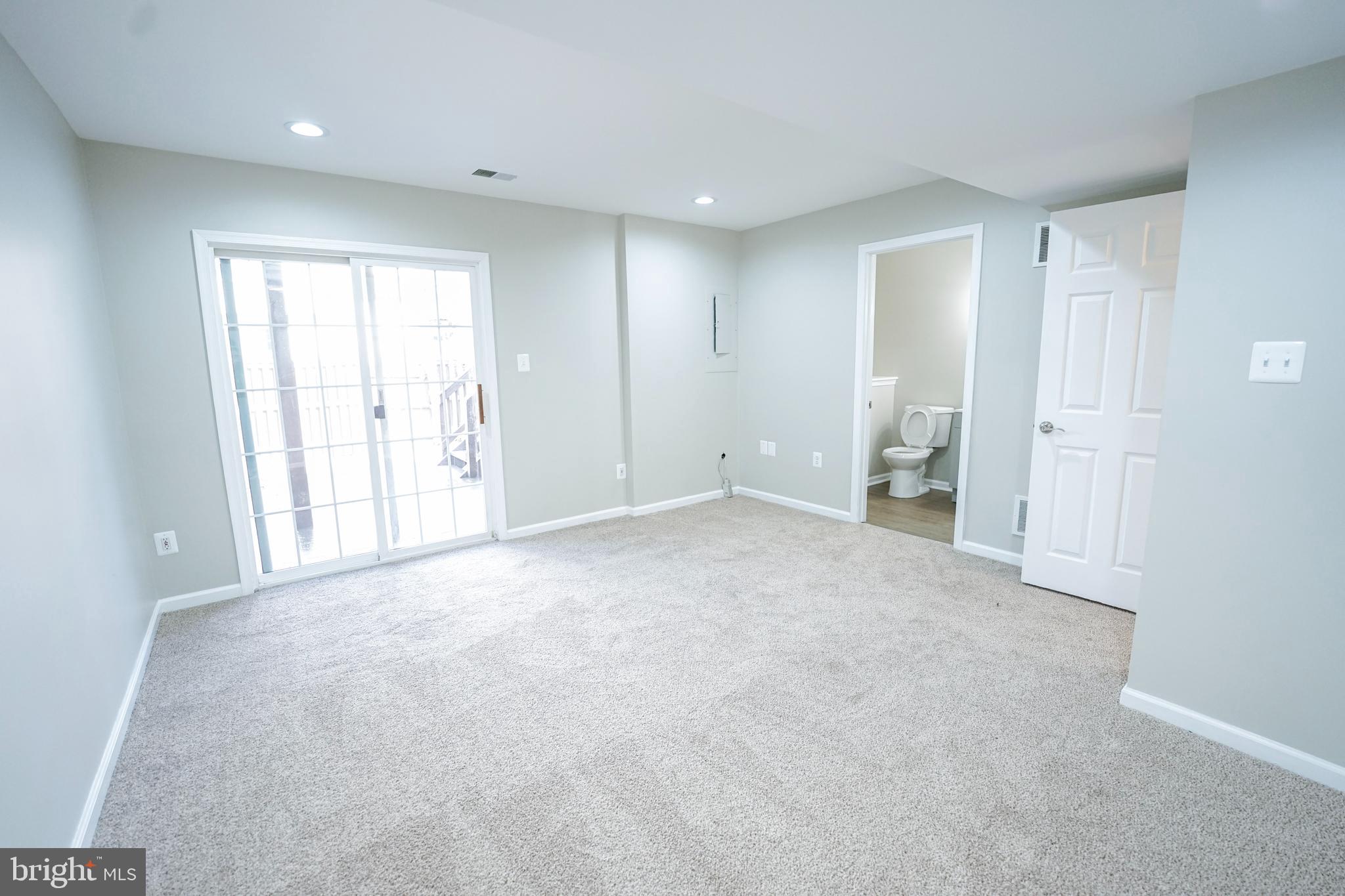862 Vanderbilt Terrace Southeast Leesburg, VA 20175 - Photo 11 of 41 Family Room with patio access