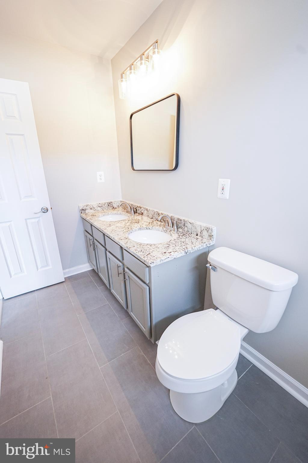 862 Vanderbilt Terrace Southeast Leesburg, VA 20175 - Photo 34 of 41 Alaska White Granite countertops