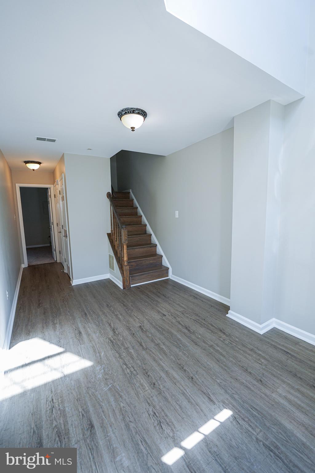 862 Vanderbilt Terrace Southeast Leesburg, VA 20175 - Photo 5 of 41 Well-lit spacious 2-story foyer