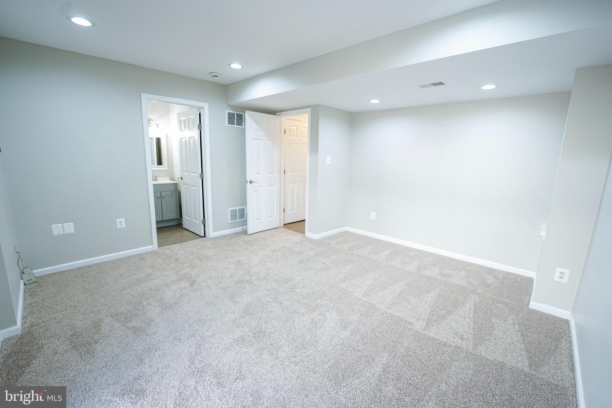 862 Vanderbilt Terrace Southeast Leesburg, VA 20175 - Photo 10 of 41 Family Room with recess lights. New carpet