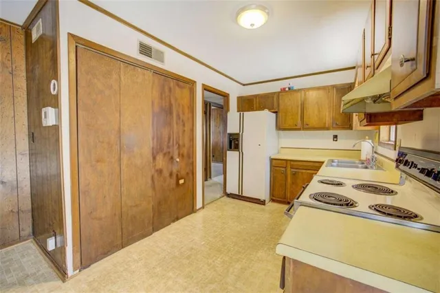 a kitchen that has a stove and a refrigerator