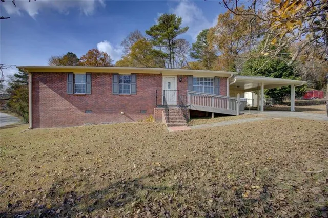 a view of a house with a yard