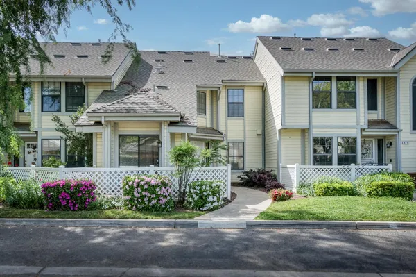 $375,000 | 923 East Foxhill Drive, Fresno, CA 93720