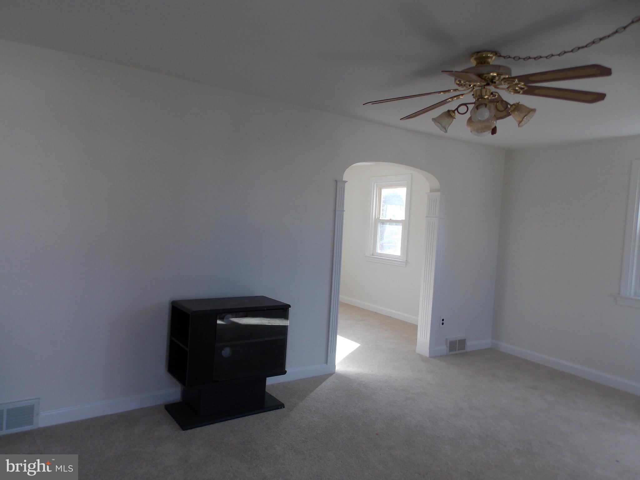 555 Holmes Road Morton, PA 19070 - Photo 4 of 26 Living room