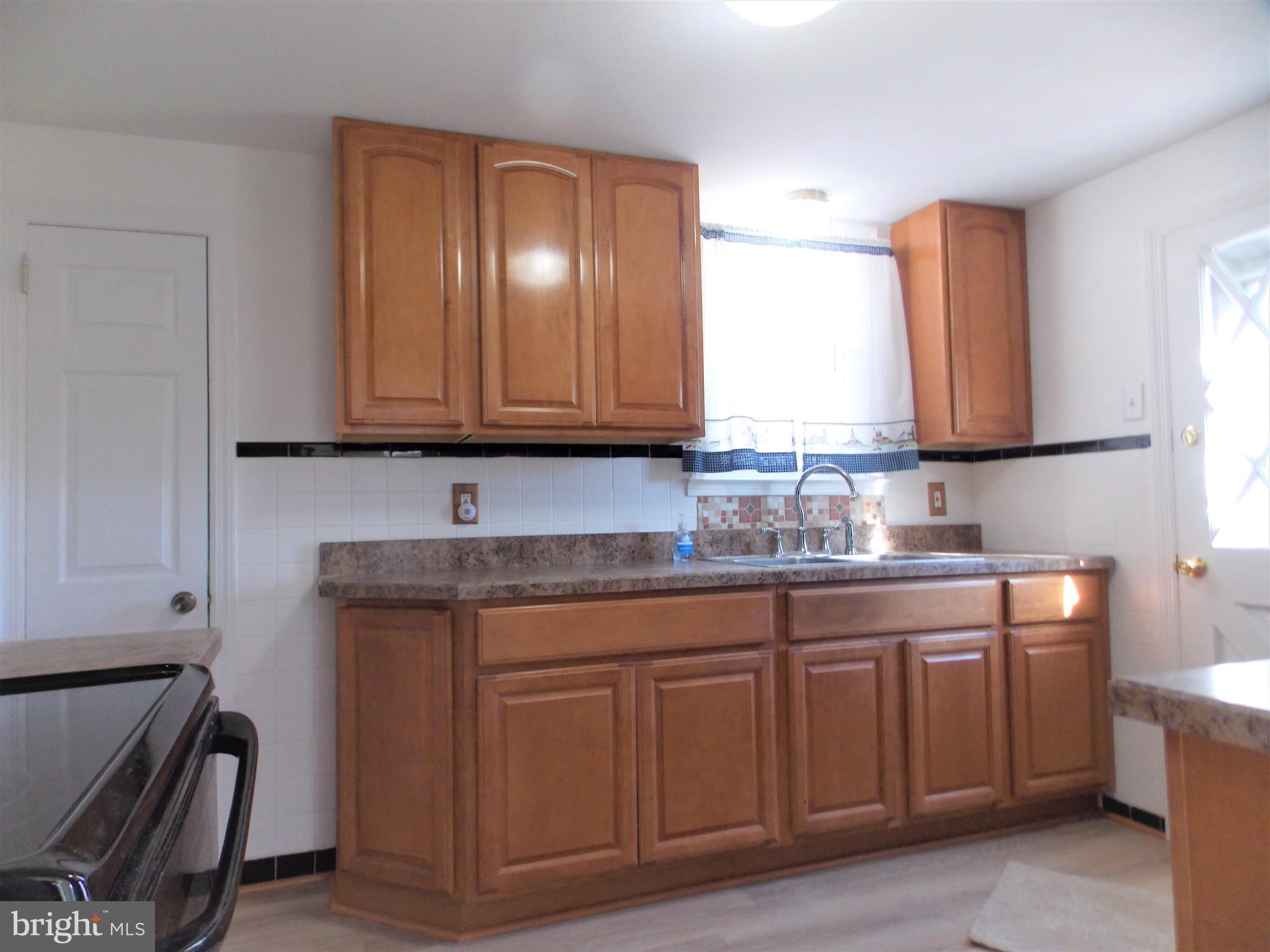 555 Holmes Road Morton, PA 19070 - Photo 10 of 26 Kitchen