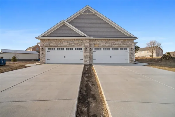 $2,595 | 15 Stone Ml Court, Bloomington, IL 61705