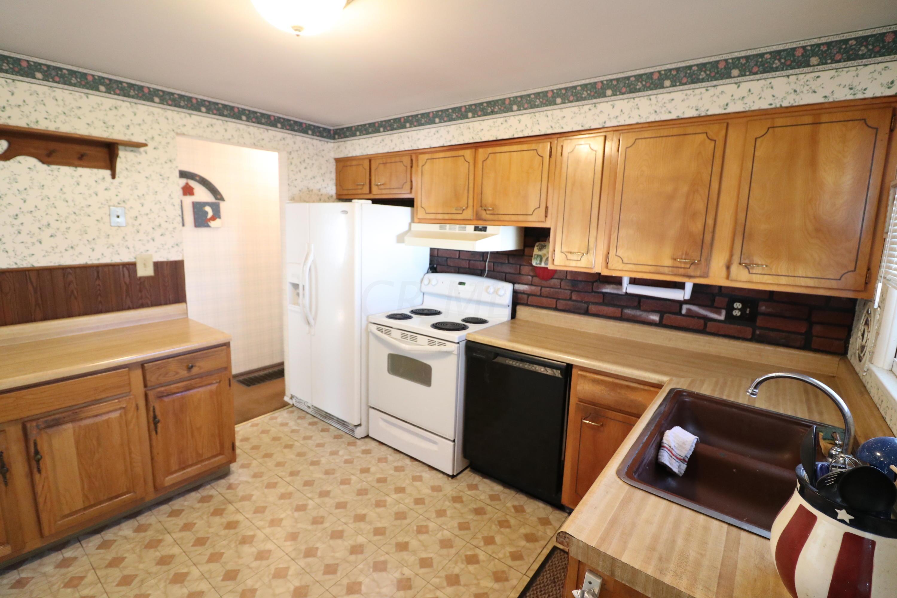 2216 Case Road Columbus, OH 43224 - Photo 10 of 20