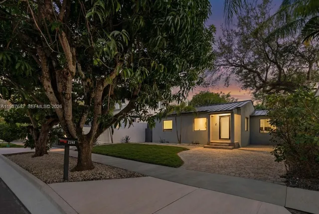 a view of yard with tree