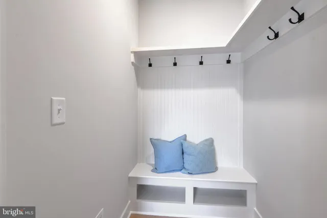 a view of entryway with cabinet