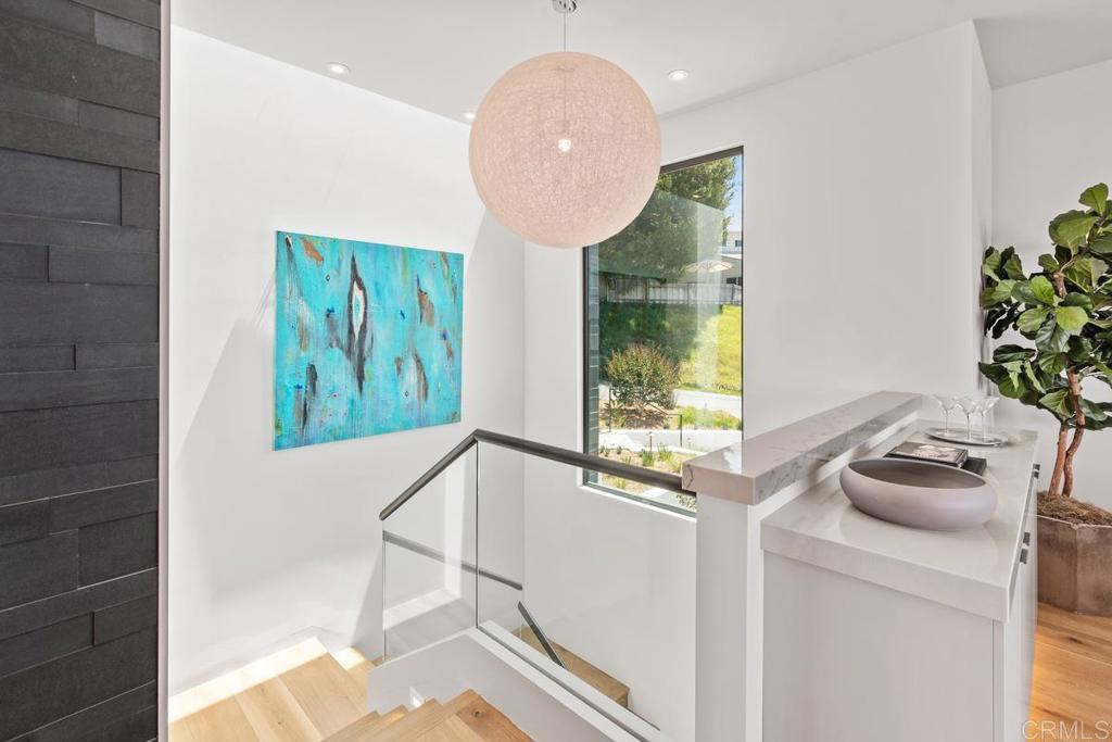 431 Marview Lane Solana Beach, CA 92075 - Photo 13 of 37 a room with table and a potted plant