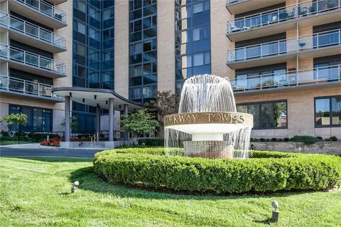 $499,000 | 4545 Wornall Road, Unit 605, Kansas City, MO 64111