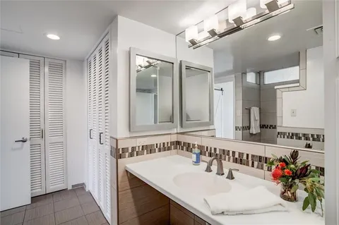 $499,000 | 4545 Wornall Road, Unit 605, Kansas City, MO 64111