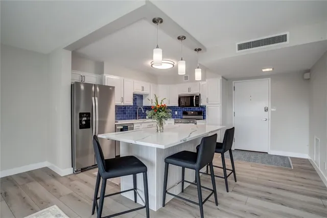 $499,000 | 4545 Wornall Road, Unit 605, Kansas City, MO 64111