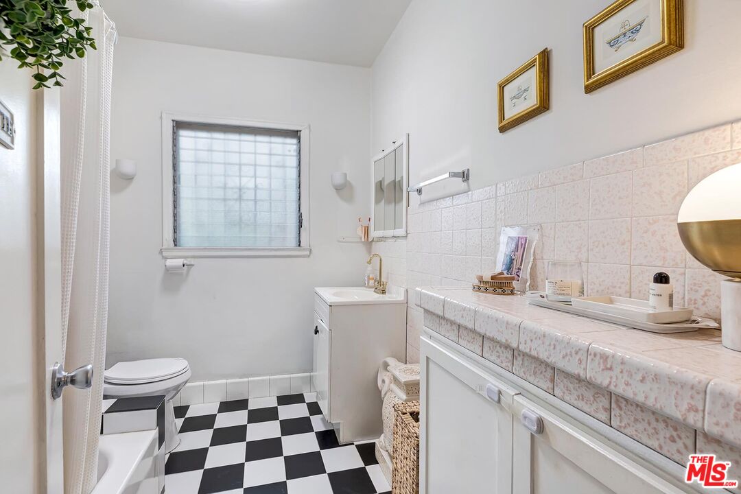 7471 Clinton Street Los Angeles, CA 90036 - Photo 13 of 21