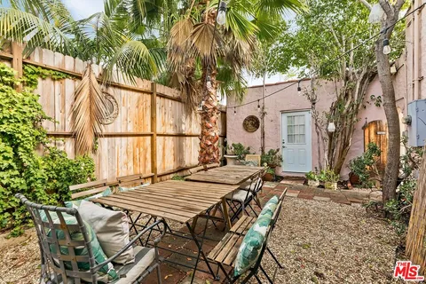 $1,250,000 | 7471 Clinton Street, Los Angeles, CA 90036