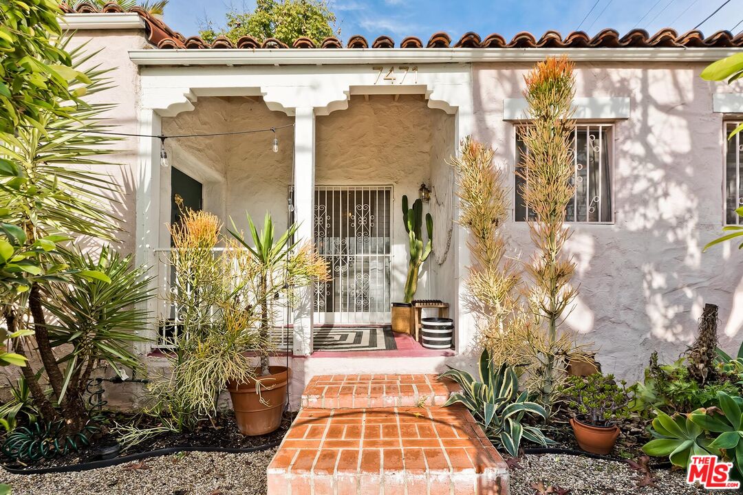 7471 Clinton Street Los Angeles, CA 90036 - Photo 2 of 21