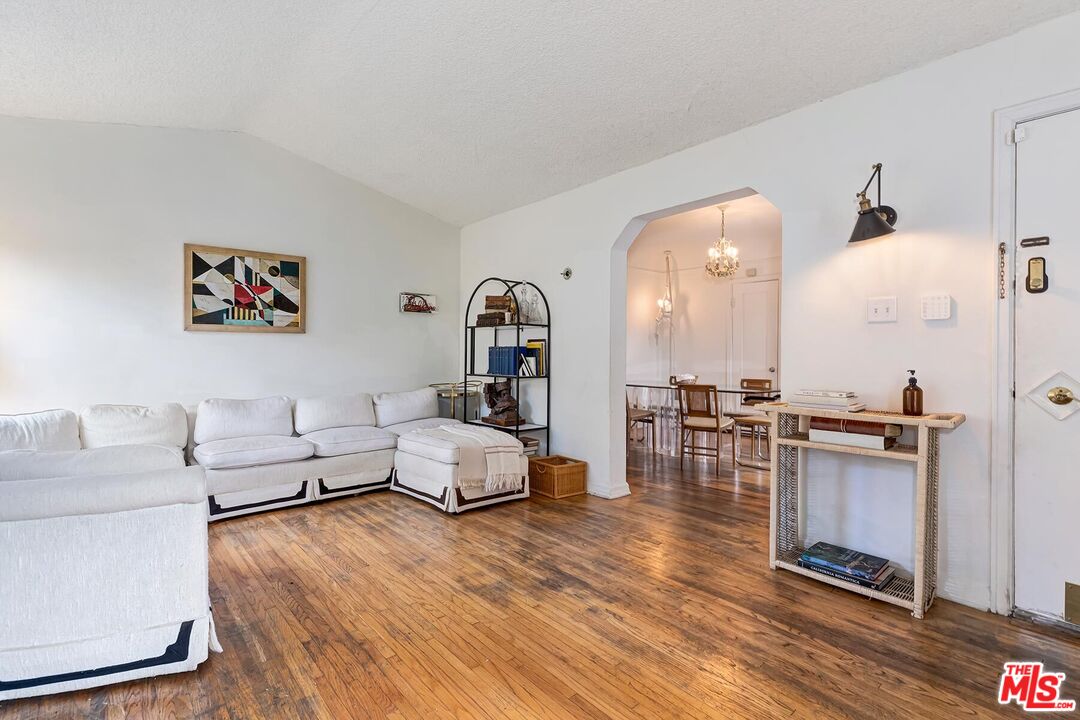 7471 Clinton Street Los Angeles, CA 90036 - Photo 5 of 21