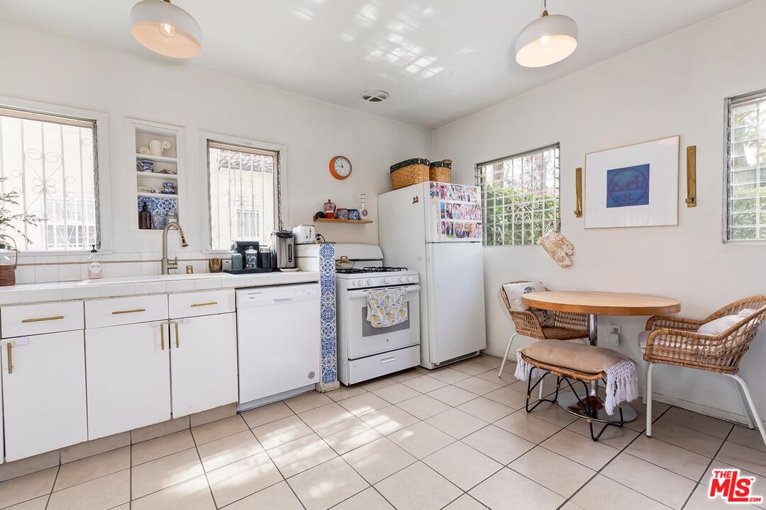 7471 Clinton Street Los Angeles, CA 90036 - Photo 8 of 21