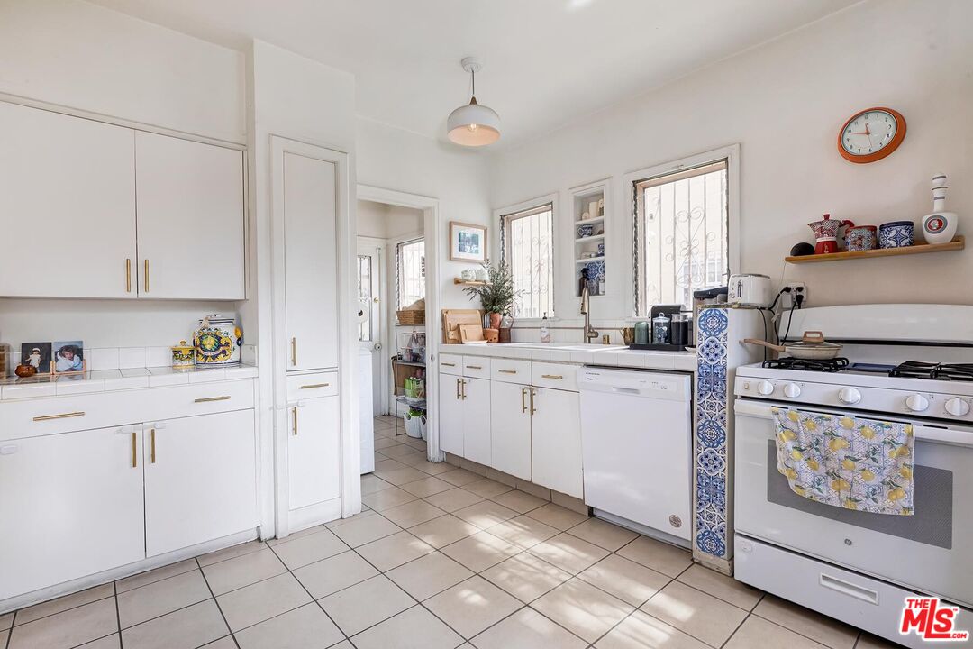 7471 Clinton Street Los Angeles, CA 90036 - Photo 10 of 21