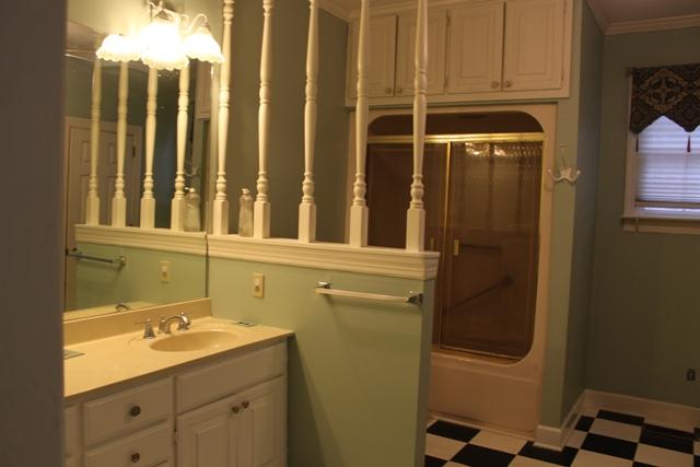 202 North Main Street Springfield, TN 37172 - Photo 9 of 10 Full bath with double vanities. Large closet.