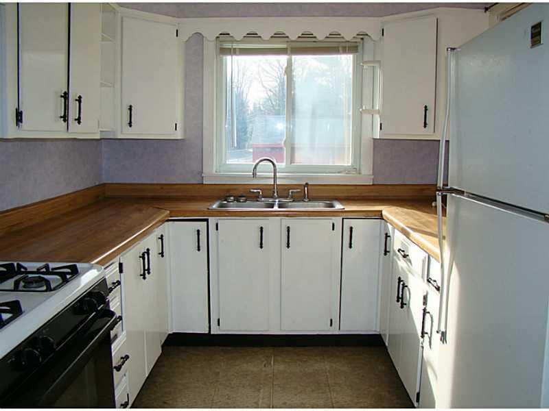 138 Rabbit Road Durham, ME 04222 - Photo 2 of 33 Kitchen. Kitchen with gas stove &...