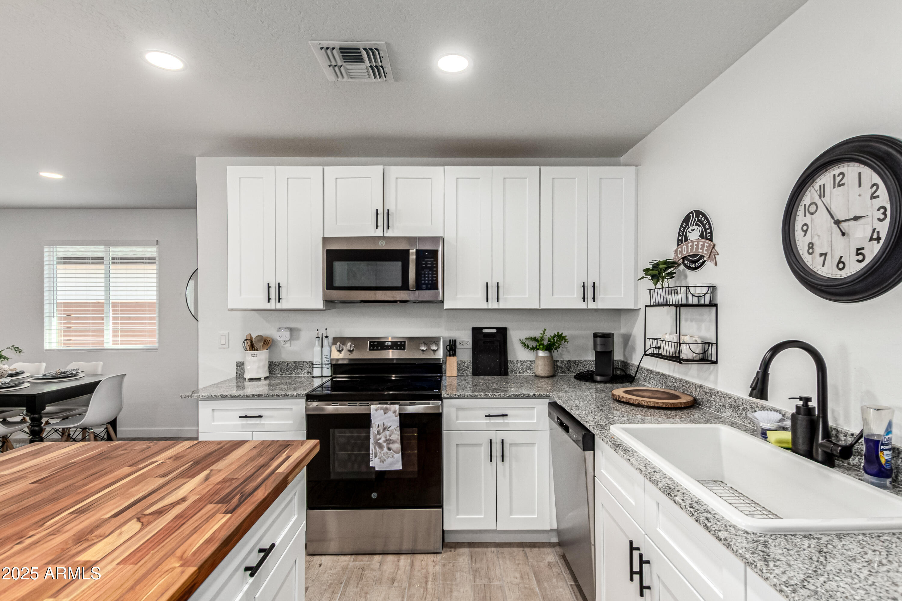 341 South Mountain Road, Unit 2 Apache Junction, AZ 85120 - Photo 3 of 21 ec594813f4c52db5df252e745c393fab